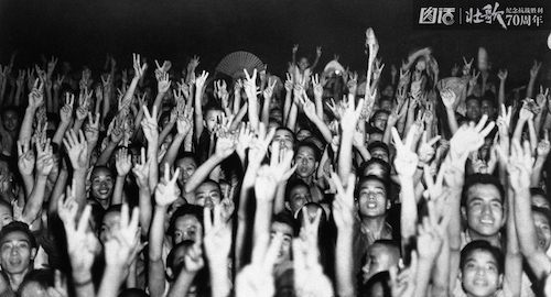 Crowds of joyous Chinese make a sea of hands as they wave their during Chongqing victory celebrations, after receiving the news that the Japanese in Chongqing surrendered (August 29, 1945). Many of them can be seen making the V- sign. (AP Photo)