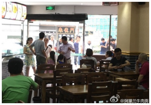 Diners at Alilan despite of the noodle gang standing outside (from @阿里兰牛肉面, posted on Weibo on 16th July). 