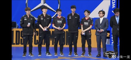 Equipe chinesa EDG vence Campeonato Mundial 2021 de League of Legends