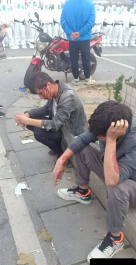 China. Violentas protestas en la planta confinada de iPhone más grande. 0062LcdAly1h8fa9uj6rbj30d90pwdh5