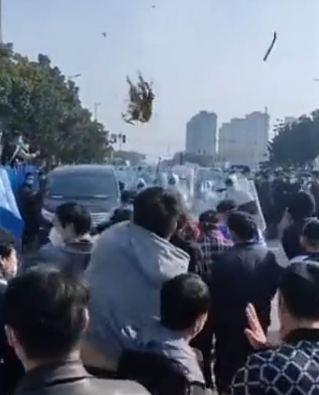 China. Violentas protestas en la planta confinada de iPhone más grande. WhatsApp-Image-2022-11-23-at-11.52.31